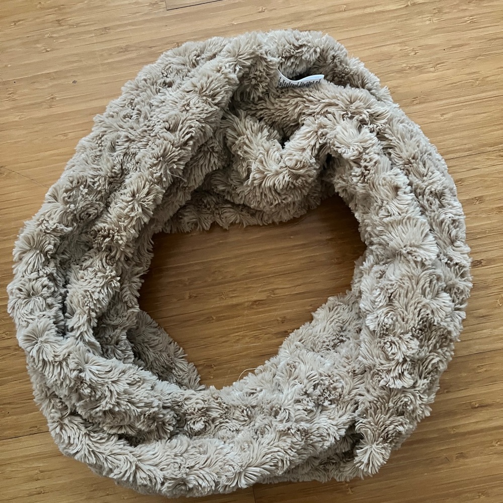 Fuzzy BP infinity scarf